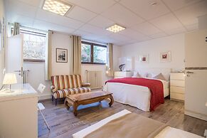 Garden House   & Eastpark Apartments