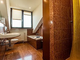 Garden House   & Eastpark Apartments