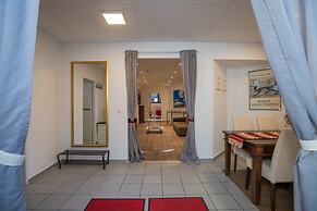 Garden House   & Eastpark Apartments