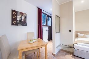 Garden House   & Eastpark Apartments