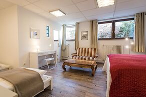 Garden House   & Eastpark Apartments