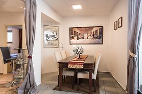 Garden House   & Eastpark Apartments