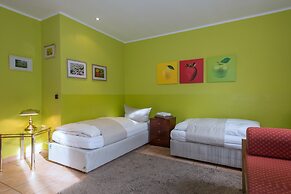 Garden House   & Eastpark Apartments