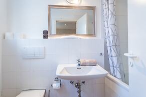 Garden House   & Eastpark Apartments