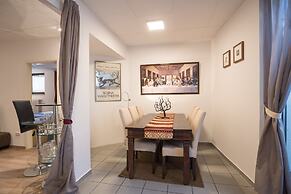 Garden House   & Eastpark Apartments