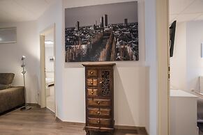 Garden House   & Eastpark Apartments