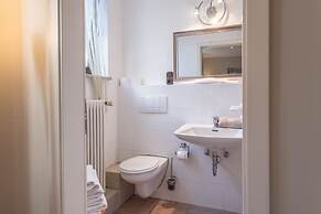 Garden House   & Eastpark Apartments