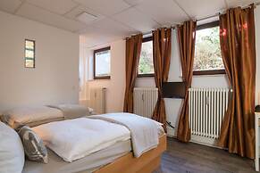 Garden House   & Eastpark Apartments