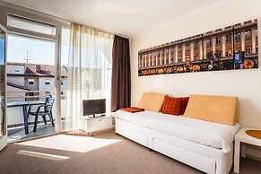 Garden House   & Eastpark Apartments