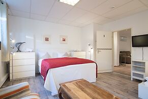 Garden House   & Eastpark Apartments