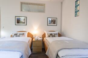 Garden House   & Eastpark Apartments