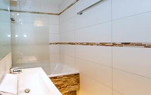 Garden House   & Eastpark Apartments