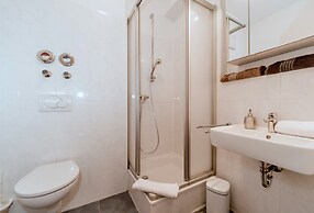 Garden House   & Eastpark Apartments