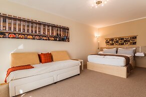 Garden House   & Eastpark Apartments