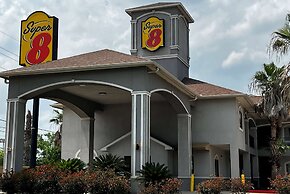 Super 8 by Wyndham Houston North I-45