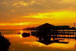 Bukit Merah Laketown Resort