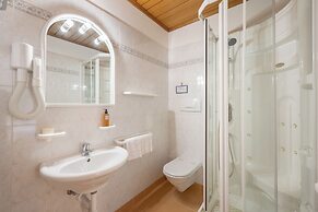 Hotel Vioz - Family Hotel & Apartments