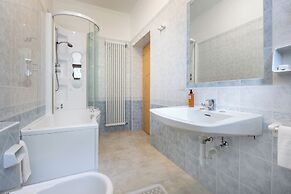 Hotel Vioz - Family Hotel & Apartments