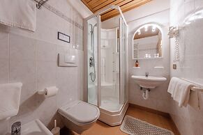 Hotel Vioz - Family Hotel & Apartments