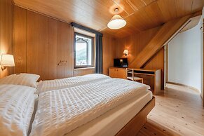 Hotel Vioz - Family Hotel & Apartments