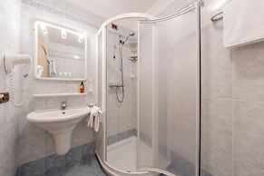 Hotel Vioz - Family Hotel & Apartments