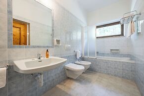 Hotel Vioz - Family Hotel & Apartments