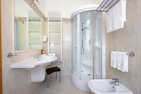 Hotel Vioz - Family Hotel & Apartments