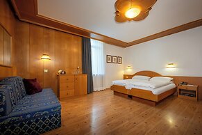 Hotel Vioz - Family Hotel & Apartments