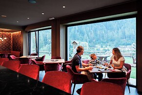 Hotel Vioz - Family Hotel & Apartments