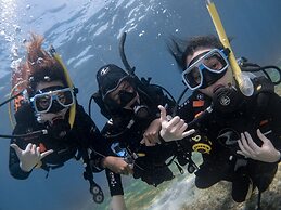 BADLADZ Beach and Dive Resort