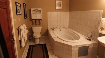 Camelot Restaurant & Inn