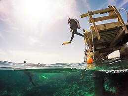 The Breakers Diving & Surfing Lodge