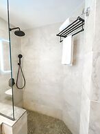 The Breakers Diving & Surfing Lodge