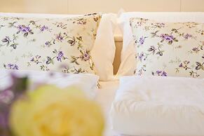 Bellavista Lakefront Hotel & Apartments