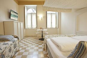 Bellavista Lakefront Hotel & Apartments