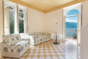 Bellavista Lakefront Hotel & Apartments