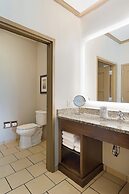 Clubhouse Hotel & Suites Pierre