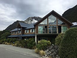 Aoraki Mount Cook Alpine Lodge