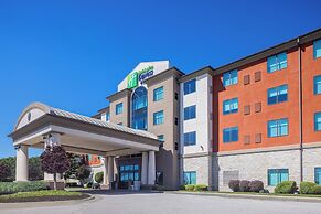 Holiday Inn Express and Suites Kansas City Airport, an IHG Hotel