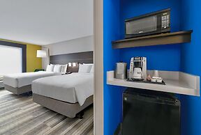 Holiday Inn Express and Suites Kansas City Airport by IHG
