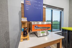 Holiday Inn Express and Suites Kansas City Airport by IHG