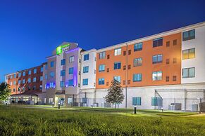 Holiday Inn Express and Suites Kansas City Airport by IHG