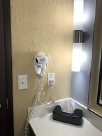 Holiday Inn Express and Suites Kansas City Airport by IHG