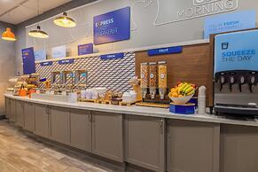 Holiday Inn Express and Suites Kansas City Airport by IHG