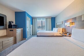 Holiday Inn Express and Suites Kansas City Airport by IHG
