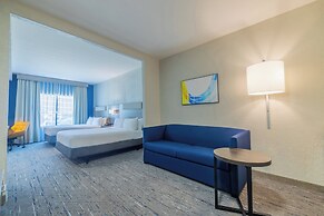 Holiday Inn Express and Suites Kansas City Airport by IHG