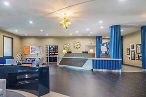 Holiday Inn Express and Suites Kansas City Airport by IHG