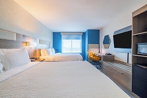Holiday Inn Express and Suites Kansas City Airport by IHG