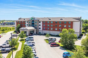 Holiday Inn Express and Suites Kansas City Airport by IHG