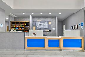 Holiday Inn Express and Suites Kansas City Airport by IHG